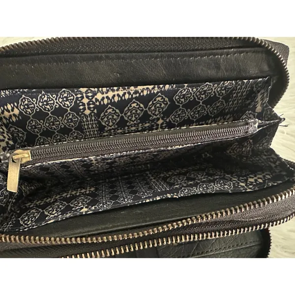 Lucky Brand black leather zip-around wallet with a gold‎ plate detail - Image 5