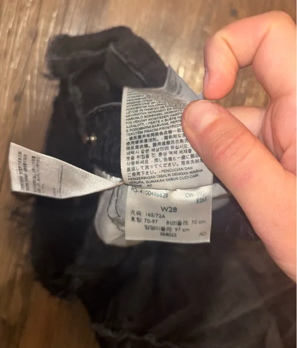 Levi's Women’s black jean shorts - Image 2
