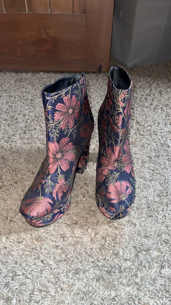 NWOT  Ankle Boots Size 9 - Image 6