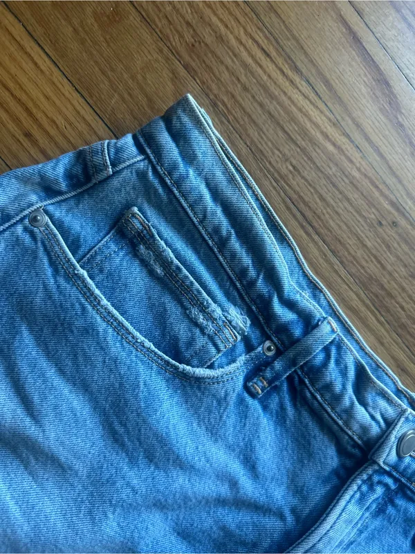 Good American Medium Wash High Rise Denim Shorts Frayed Hem Size 10 - Image 3