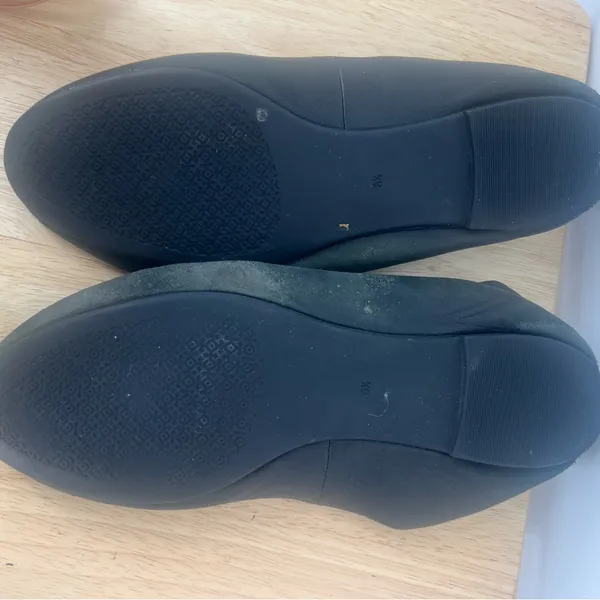 Tory Burch Black Loafers with Gold Emblem - Image 8