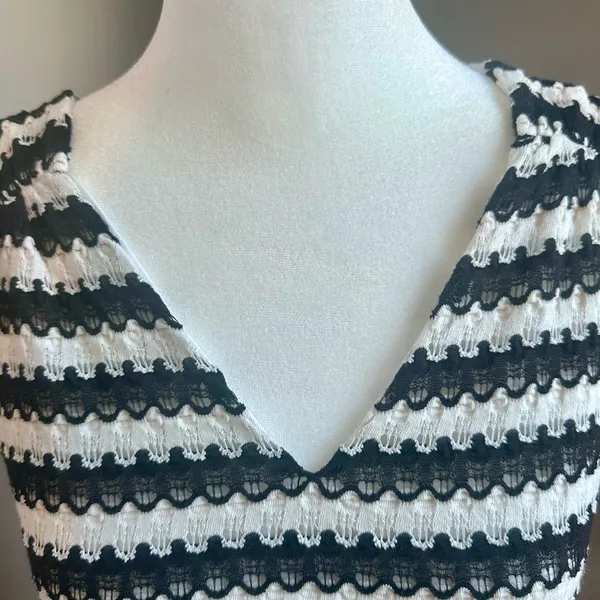 LOFT‎ Black and White Striped Crochet V-Neck Top Size Small - Image 9
