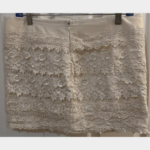 Sans‎ Souci Women's Beige/Cream Lined Lace Mini Skirt Zips on Side Size L - Image 2