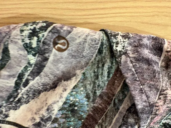 Lululemon Speed Up Short 2.5" Size 8 W7AR6R Springscape Multi / Obsidian Lined - Image 3