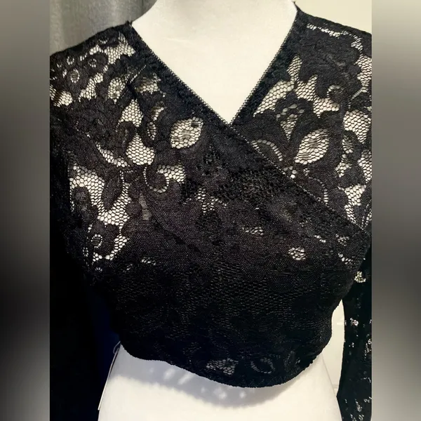 NWT TLGAVQUEEN Women’s Black Floral Lace Long Sleeve Top Mesh VNeck Top / Shirt - Image 4