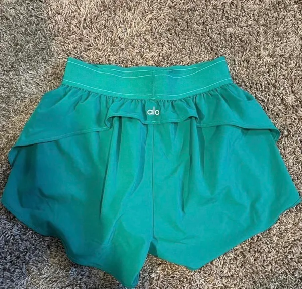 Alo Yoga Shorts - Image 3