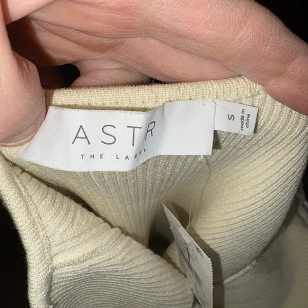 ASTR the Label Cream Ribbed Knit Top‎ V Neck Short Sleeve Fitted Womens Small - Image 4
