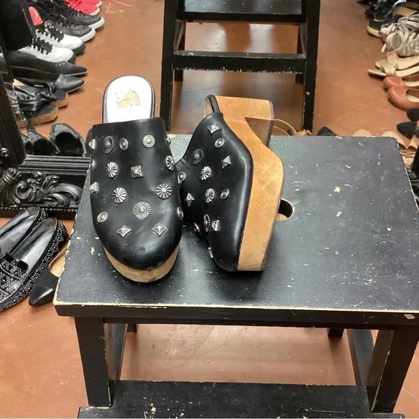 URBAN OUTFITTERS 70s Style Wooden Clog Mules, Blairwood Silver Studded size 6 - Image 2