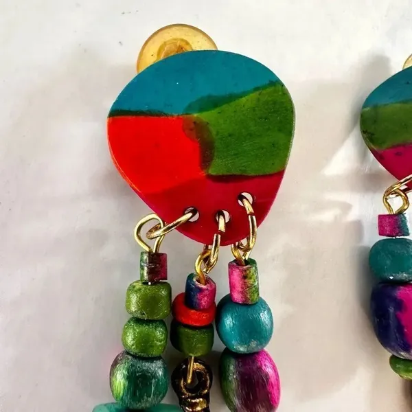 Multi colored dangling clip on earrings - Image 3
