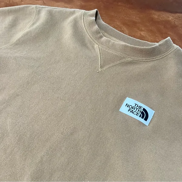 North Face Crewneck Sweatshirt size medium logo patch tan - Image 3