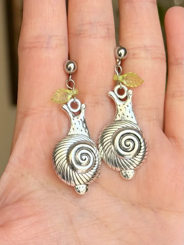 Handmade cute boho retro funky style snail dangle earrings🐌🌀 - Image 4