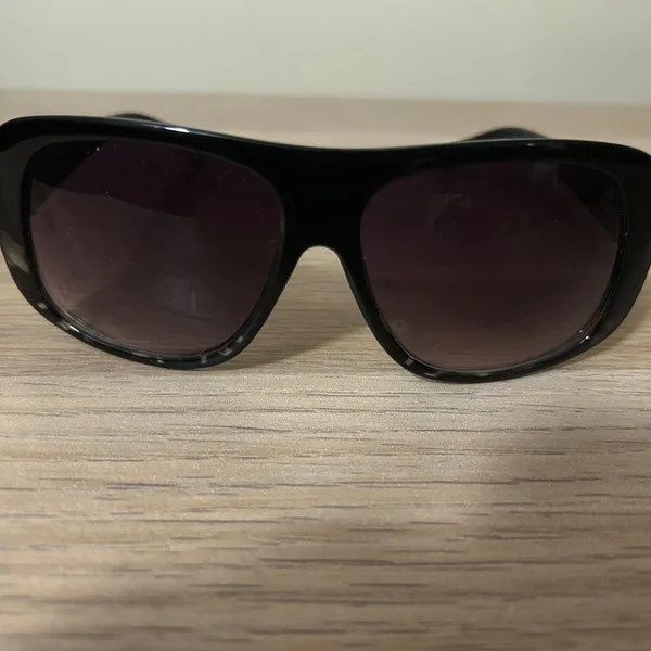 Stylish Black Sunglasses - Image 2