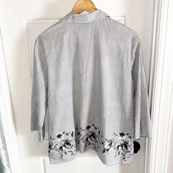 Alfred Dunner Gray Striped w/Floral Design Button Down Shirt XL - Image 4