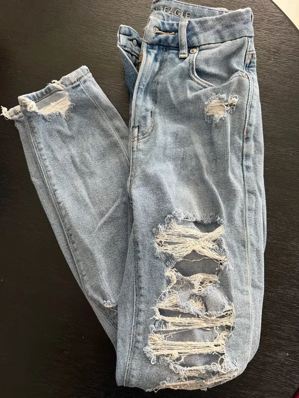 American Eagle Ripped Jeans Mom - Image 6