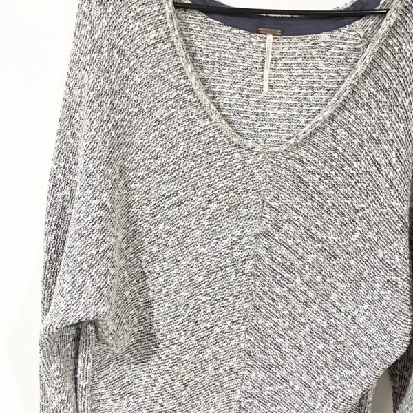 Free People‎ Grey V Neck Knit Sweatshirt Size Medium - Image 2