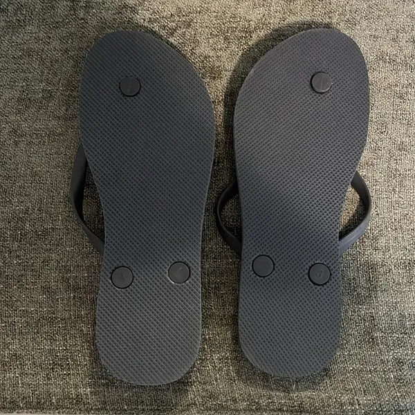 Old Navy flip Flops size 8 - Image 2
