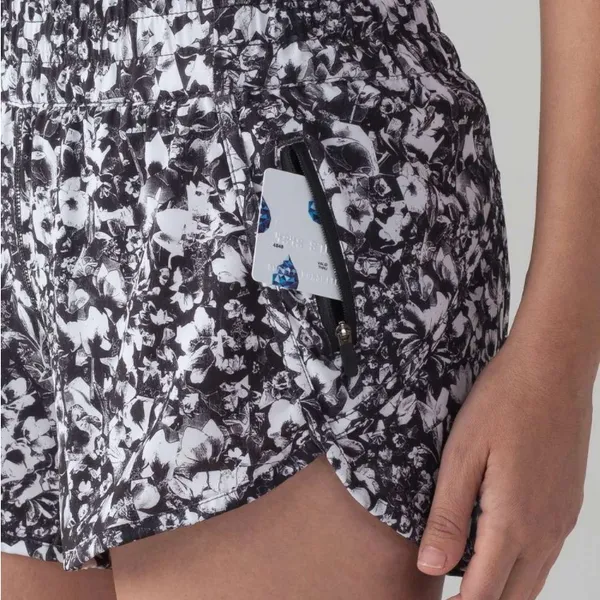 Lululemon Tracker Short V (4") Size 4 - Image 2