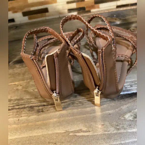 X/appeal Kayla Strappy braided gladiator flats. Size 6. - Image 9