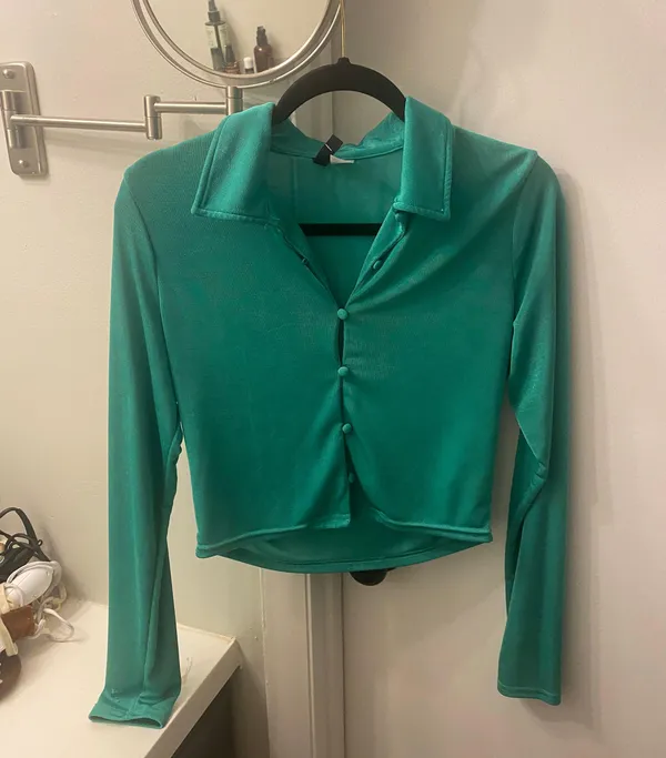 H&M Jersey Green Long Sleeve Cropped Button Down - Image 2