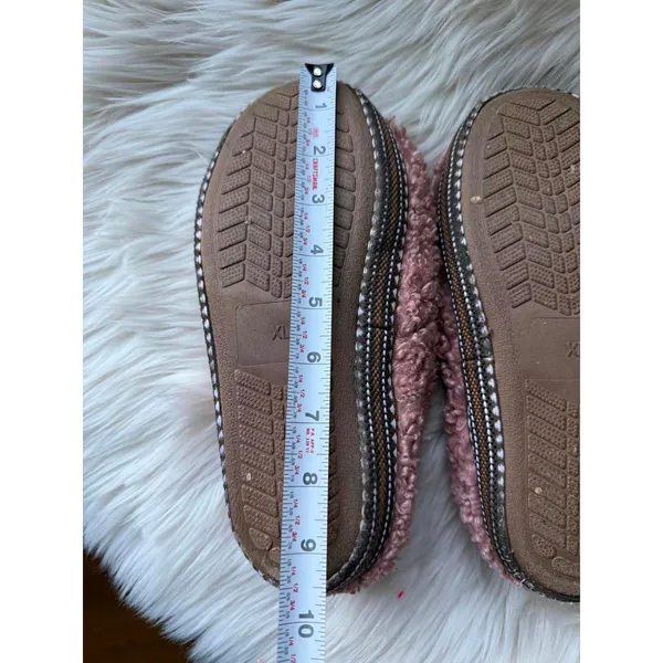 Ariat Cozy Pink Fuzzy Slippers Size XL - Image 5