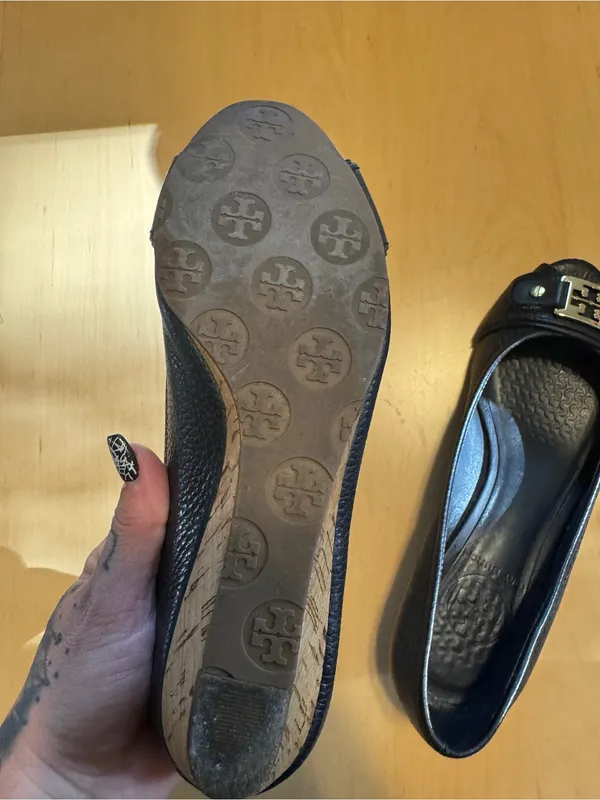 Tory Burch Black Leather Peep-Toe Heels with Gold Logo Accent - Image 6