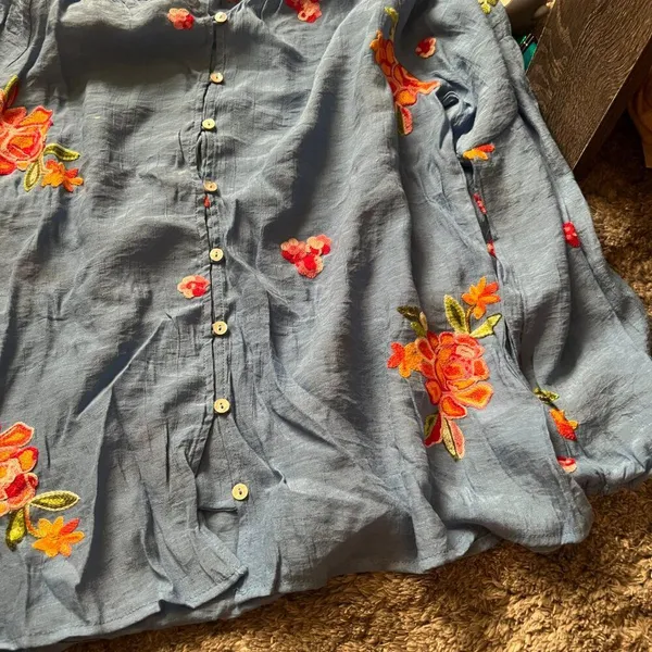 EUC Fig and Flower Roll Tab Sleeve Embroidered Floral Blouse Sz.‎ M Cornflower - Image 16