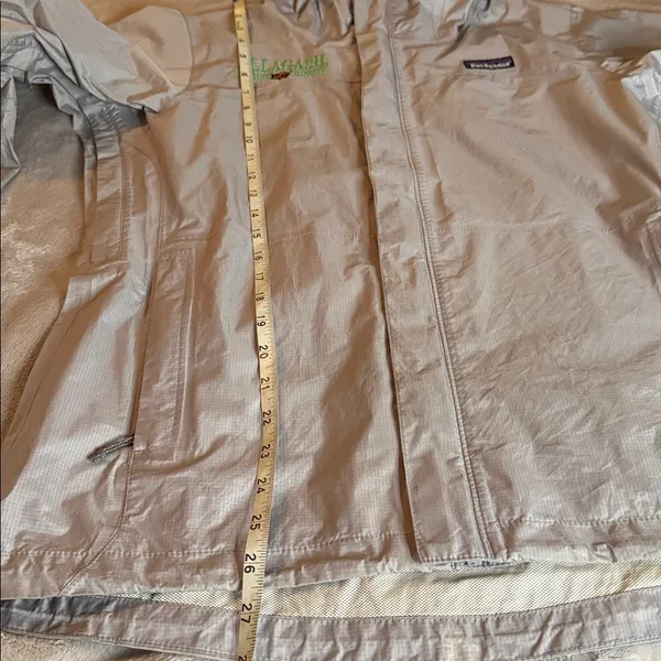 Patagonia Light Gray Hooded Jacket - Image 12