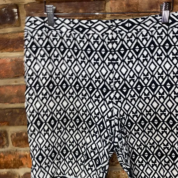Mario Serrani Italy Black & White Comfort Bermuda Stretch Shorts Women's Size 14 - Image 2