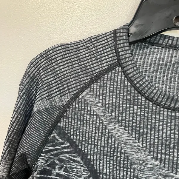 Lululemon Rest Less Pullover Gray Heathered‎ Black Seamless Long Sleeve M/L - Image 6