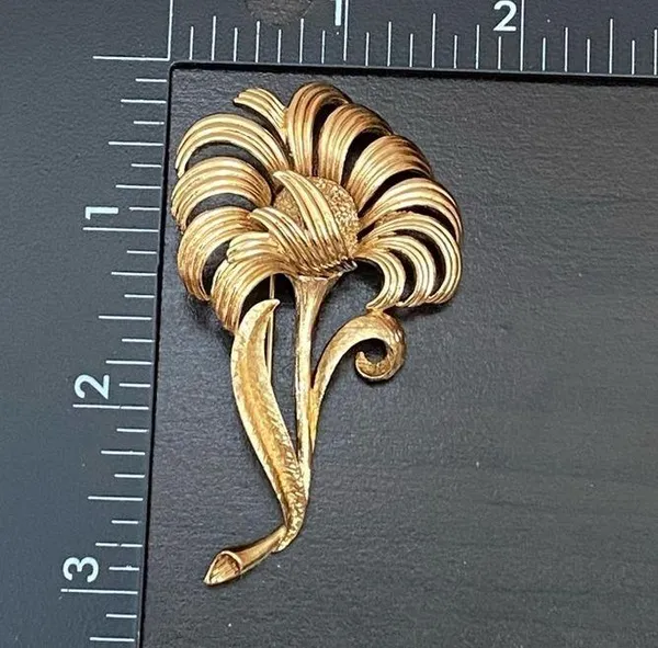 Vintage Signed MONET Brushed Gold-tone Flower Brooch - Image 6