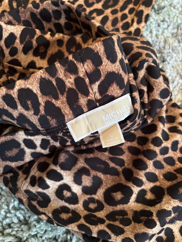 Michael Kors Super pretty pants size Lg ❤️ - Image 7