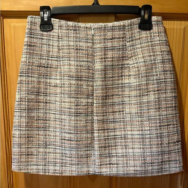 Pink Lily Tweed Mini Skirt faux pearl button detail women’s size M - Image 2