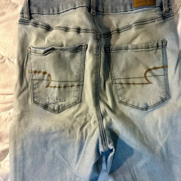 Light-Wash American Eagle Jeans Size 10 Inseam 25 inches - Image 3