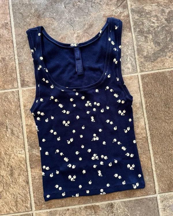 Skims Cotton Rib Tank Navy Daisy Print Small - Image 4
