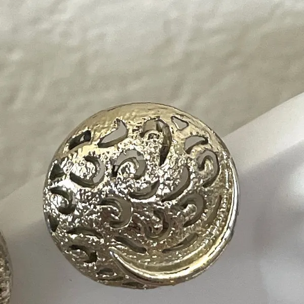 Small gold tone clip on earrings - Image 3