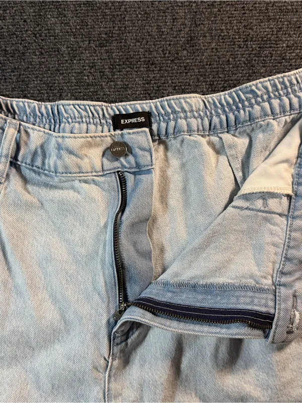 Express Light Wash High Rise Pleated Denim Shorts Size XL 3.5 Inch Inseam - Image 3