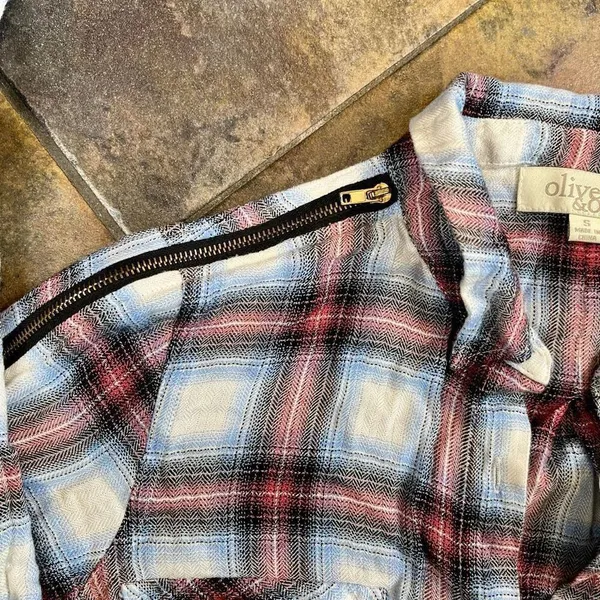 Olive & Oak Plaid Button Down Zipper Shoulder Split Tail Blouse Small - Image 10