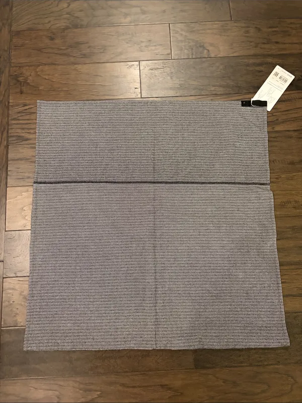 New with Tags Lululemon Black and White Herringbone Vinyassa Scarf - Image 9