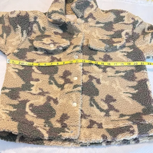 Shein Camo Faux Sherpa Jacket Oversized Small Faux Pockets Snap Closure - Image 4