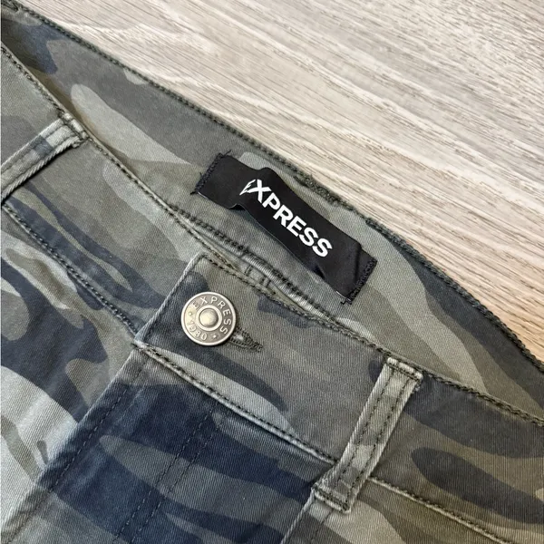 •Express• High Rise Cropped Straight Camo Jeans - Image 3