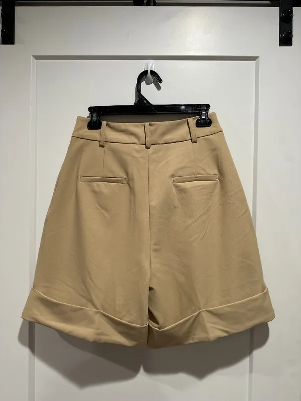 COMMENSE NWT Khaki Pleated Cuffed Bermuda Shorts Size M - Image 3