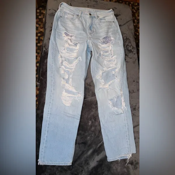 American Eagle Ripped Mom Jean Size 6 Regular - Image 2