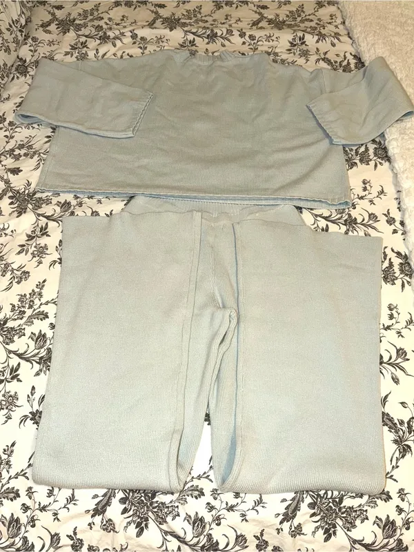 Women’s "2 piece knit Going Offline" lounge Set Sz MD - Image 7