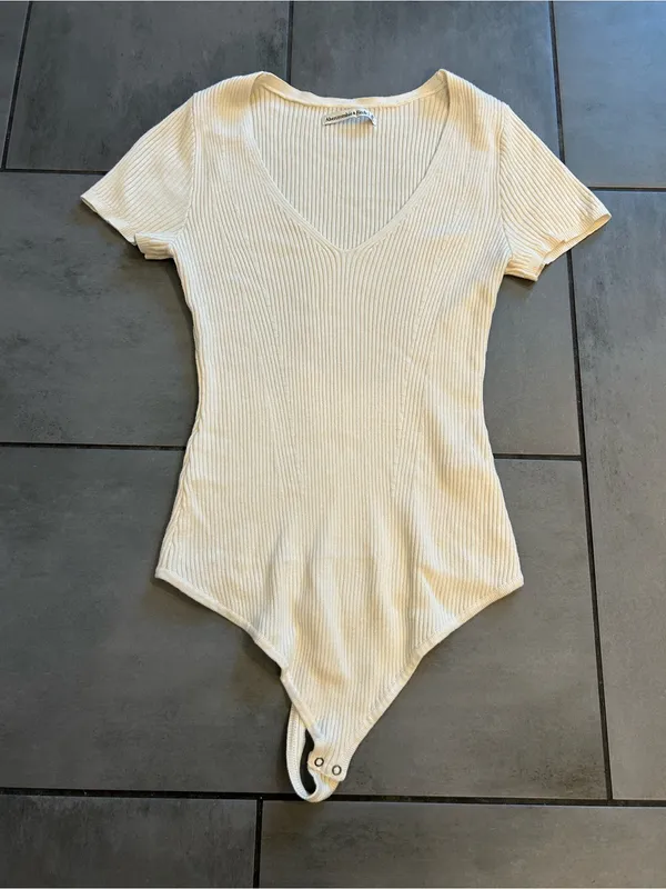Abercrombie & Fitch V-Neck Short Sleeve Bodysuit — Cream - Image 2