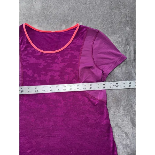 Lululemon‎ Run For Days Camo Short Sleeve Shirt in Regal Plum Size 4 - Image 4
