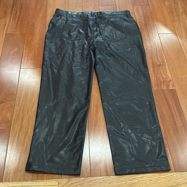 NWOT Abercrombie & Fitch The 90s Relaxed High Rise Vegan Leather‎ Pants 35/20R - Image 6