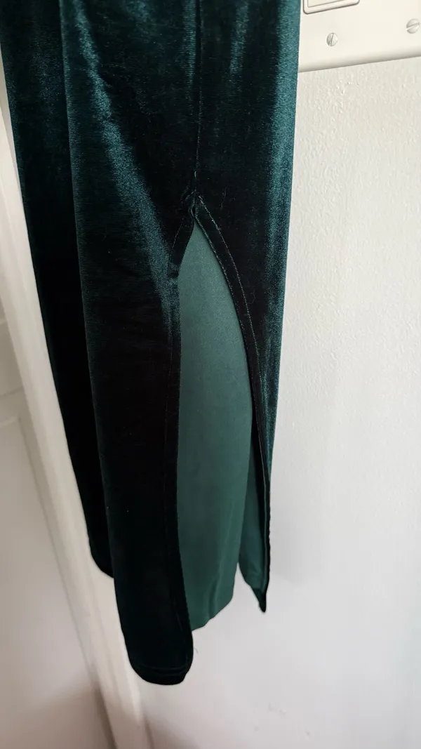 Windsor Green Velvet Bodycon Dress - Image 3