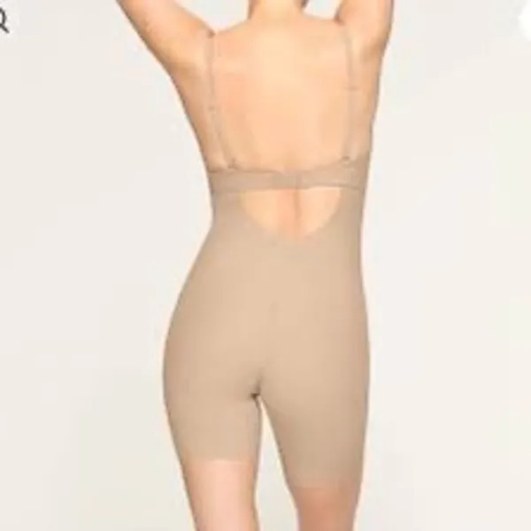 SKIMS Deep Plunge Shapewear Mid Thigh Bodysuit Clay Medium NWOT - Image 9