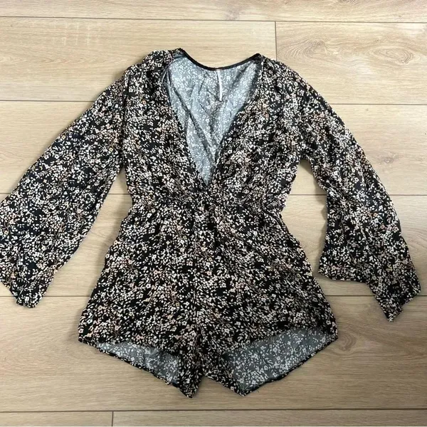 Free People Floral Romper Shorts Deep V-Neck Size Medium Black White Bell Sleeve - Image 4