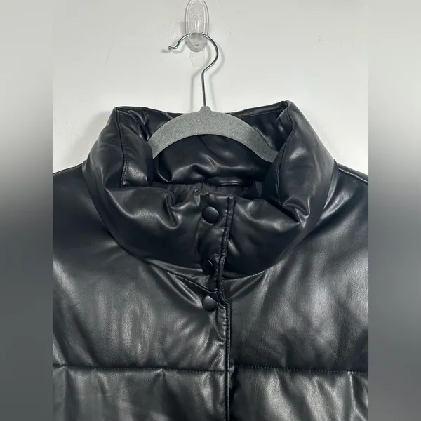 Old Navy Faux Leather Puffer Vest Women’s XL Black Sleeveless Quilted‎ Jacket - Image 5